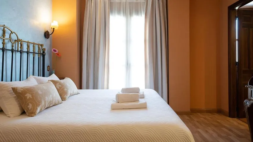 Hotel para 2 personas, con terraza y vistas - 1