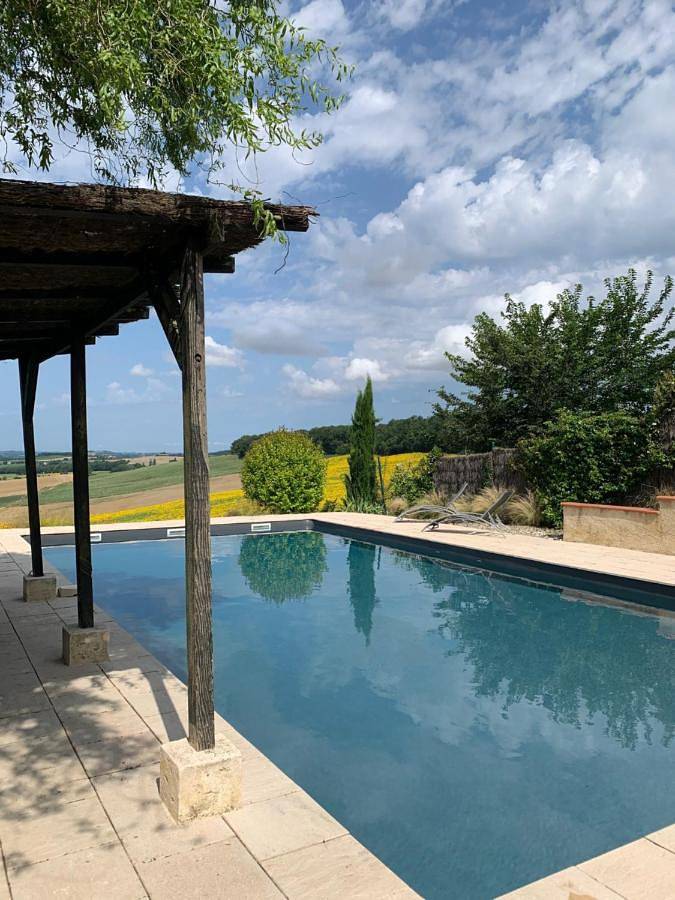 Gîte pour 6 personnes, avec jardin ainsi que piscine et vue à La Sauvetat
