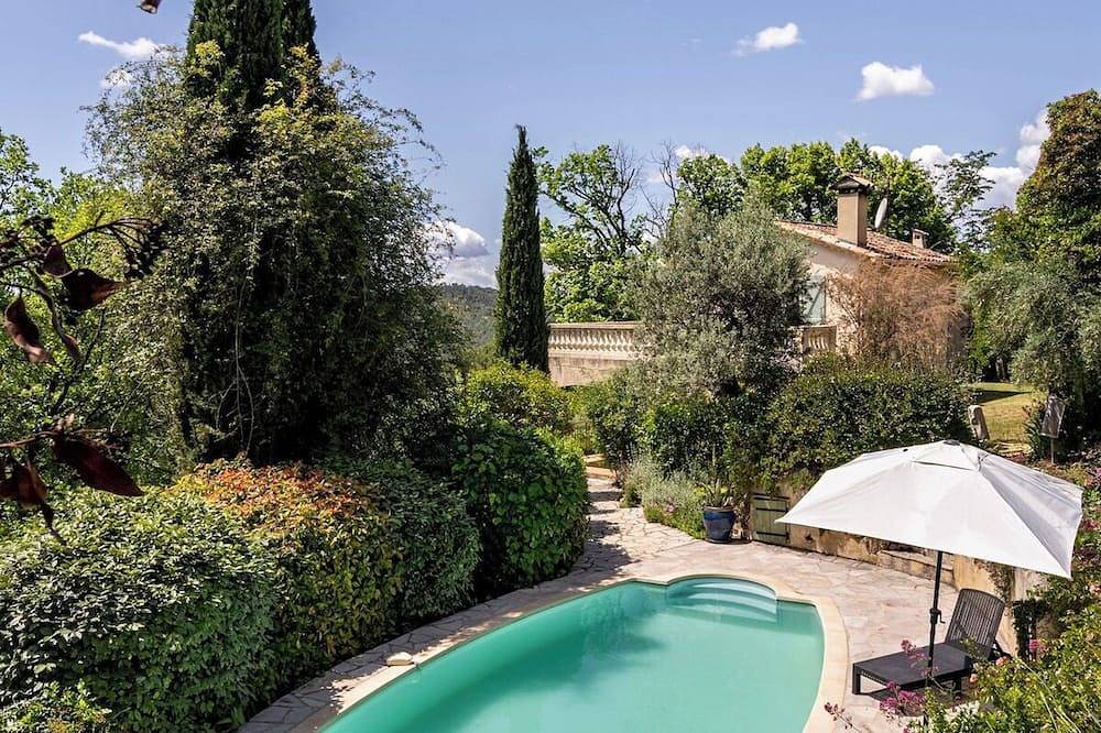 Magnifique villa, piscine chauffée, calme, jardin clôturé, vue spectaculaire in Claviers, Région de Draguignan