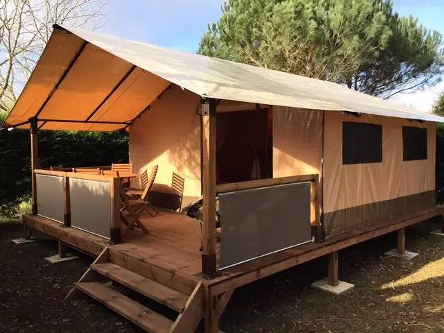 Location de vacances pour 6 personnes, avec vue ainsi que piscine et terrasse à Vendays-Montalivet