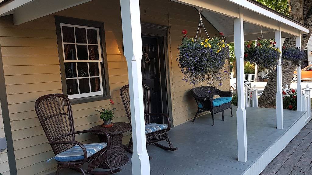 Charmantes historisches Cottage, nur wenige Schritte von Queen, Geschäften, Theater, Restaurants und See entfernt. in Niagara-on-the-Lake, Niagara Fälle