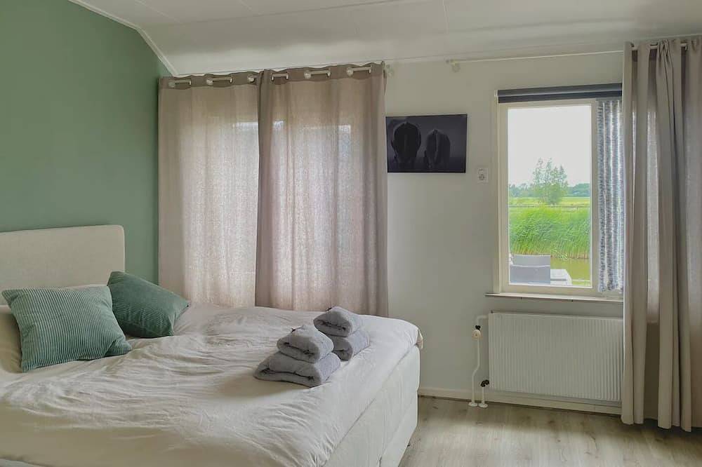 Sweet little home on the water with a fireplace in Berkhout, Markermeer