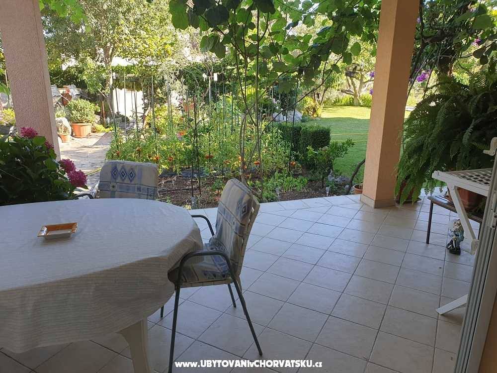 Ganze Wohnung, Sonnige 2+1 Wohnung mit Gartenterrasse in Kastel Stafilic, Kaštela