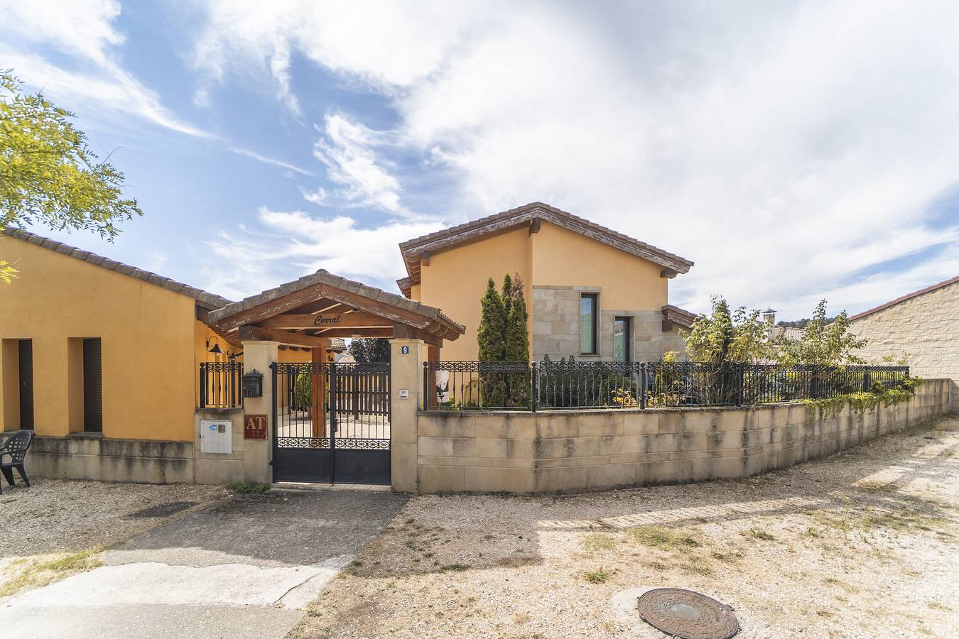 Casa rural 'Rural Iglesia 1' con terraza compartida, jardín privado y balcón in Espeja de San Marcelino, Provincia de Soria