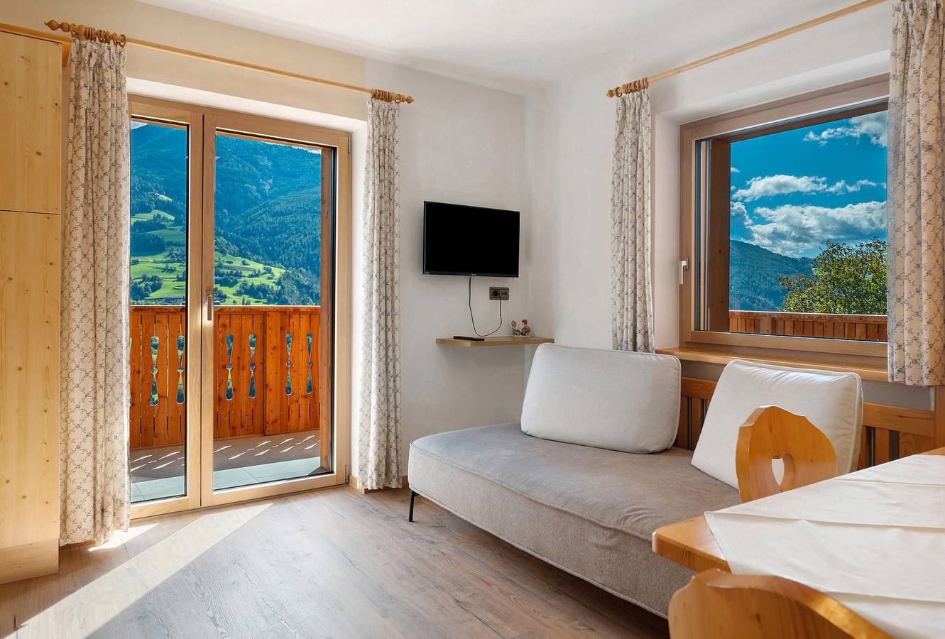 Ganze Wohnung, Ferienwohnung 'Oberhemberger Hof Zwoaer' mit Bergblick, Gemeinschaftsterrasse und Wi-Fi in Feldthurns, Dolomiti Superski