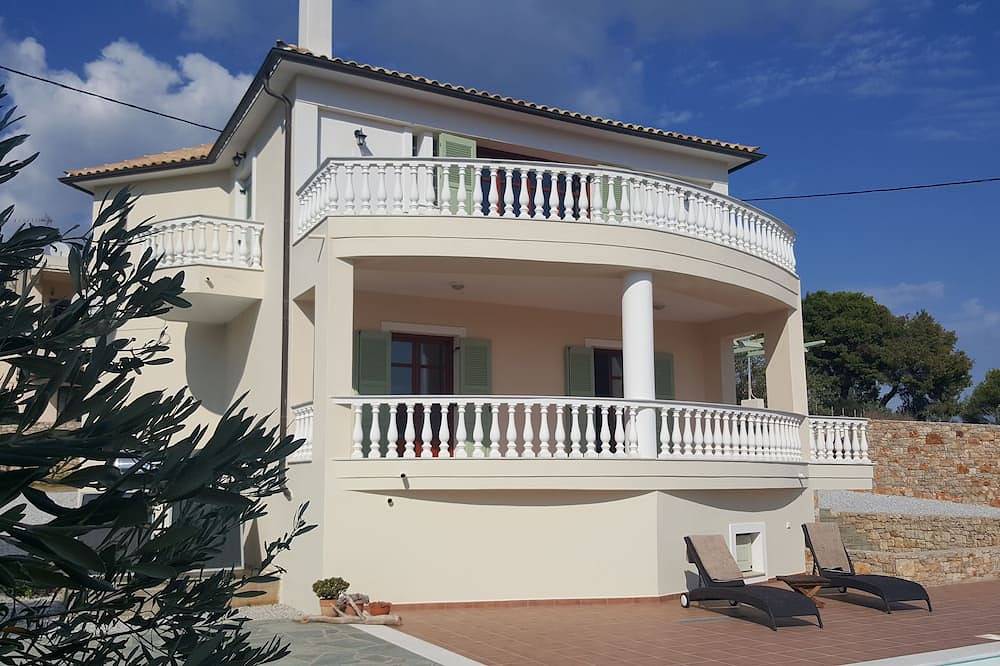 Superbly located Villa With  Private Pool and Stunning Sea And Island Views in Alonissos
