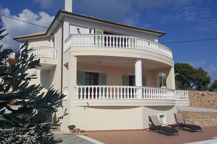 Villa for 5 people, with balcony and garden in Alonissos