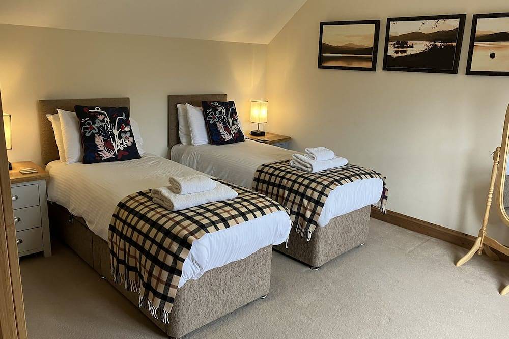 Oiseval is a pet friendly cottage with magnificent views. in Fort Augustus, Loch Ness