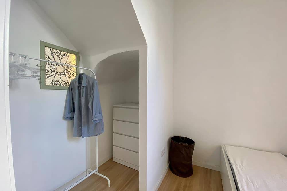 Entire apartment, Nice 1 bedroom apartment with small inner courtyard 10 min. from the beach in Mataró, Costa del Maresme