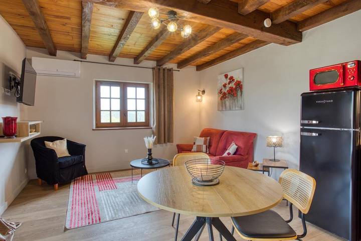 Location de vacances pour 2 personnes, avec vue et jardin ainsi que piscine et terrasse, animaux acceptés à Bosset - 2
