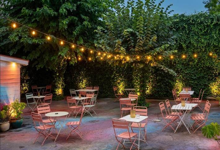 Auberge, avec Balcon ainsi que Terrasse et Jardin