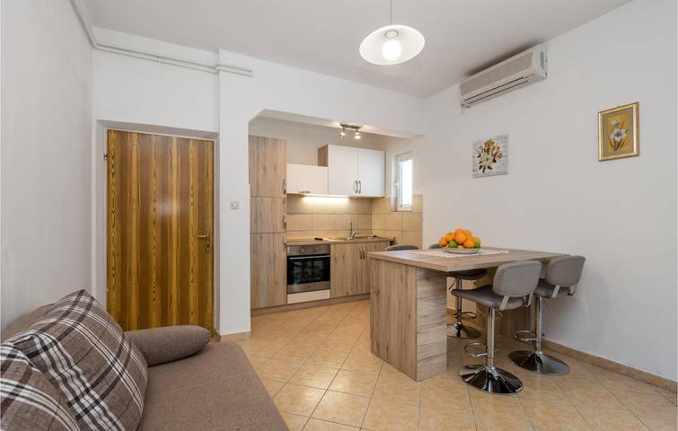 Ganze Ferienwohnung, Apartment am Meer mit Terrasse, WLAN und Parkplatz in der Nähe von Restaurants in Kampor, Rab
