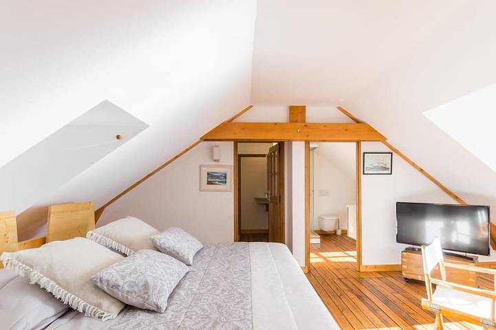 Maison de ville rénovée à St Denis-le-Vêtu, vue port in Barfleur, Région de Cherbourg
