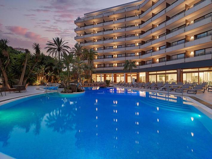 Hôtel pour 4 personnes, avec Balcon et Terrasse ainsi que Jacuzzi et Jardin