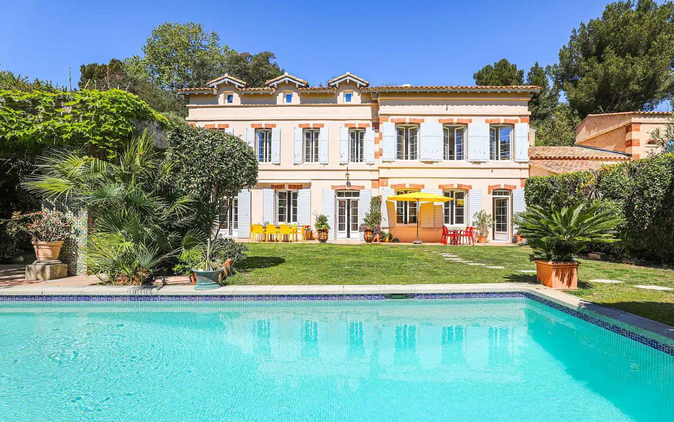 Villa Sleeps 10 with Ample Bathrooms in Marseille, Marseille region