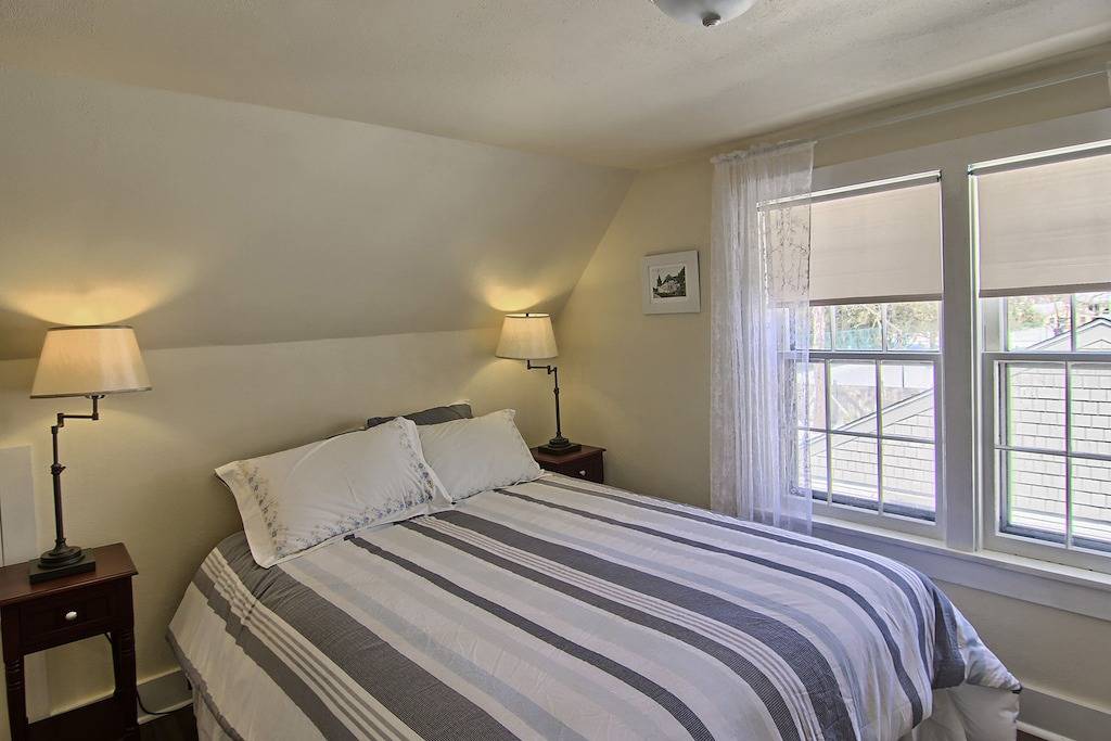 Short walk to Downtown and beaches. Winter skiing a short 30-minute drive away. in Charlevoix, Charlevoix County