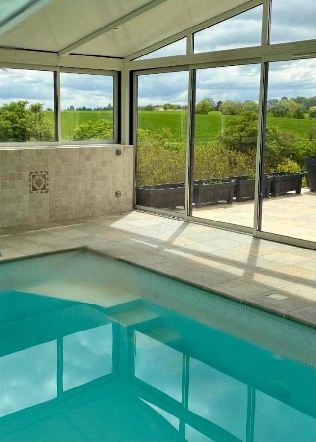 Location de vacances pour 10 personnes, avec terrasse ainsi que vue et piscine à Vouneuil-sous-Biard