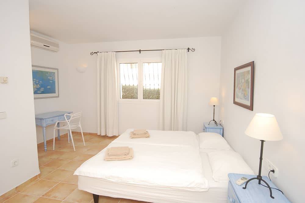 Luxe villa - Rustige locatie - Aan het strand - Op site - Boot charter - in Cala Llonga, Santa Eulària des Riu