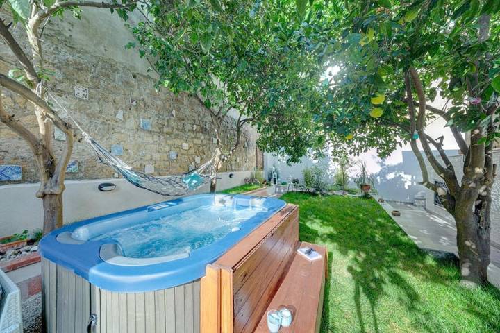 B&b per 2 persone, con piscina e idromassaggio nonché giardino, con animali domestici a Napoli