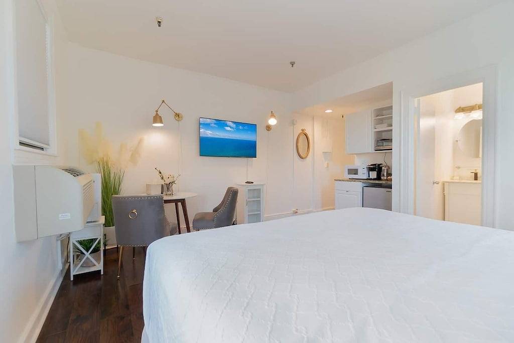 Ganze Wohnung, Captain`s Suite: Poolside Oasis with Beach Access in Palm Beach, Palm Beach County