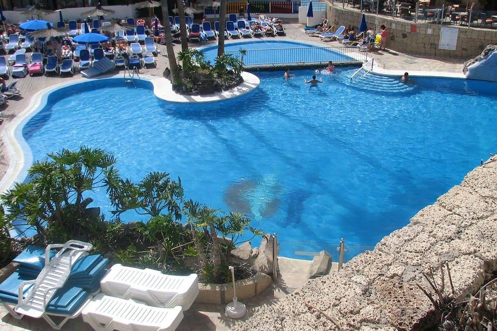 Entire apartment, Beautiful apartment. 2 ch., sea view, south-facing terrace, swimming pool, the sea 5 minutes away. in Las Adelfas, San Miguel de Abona