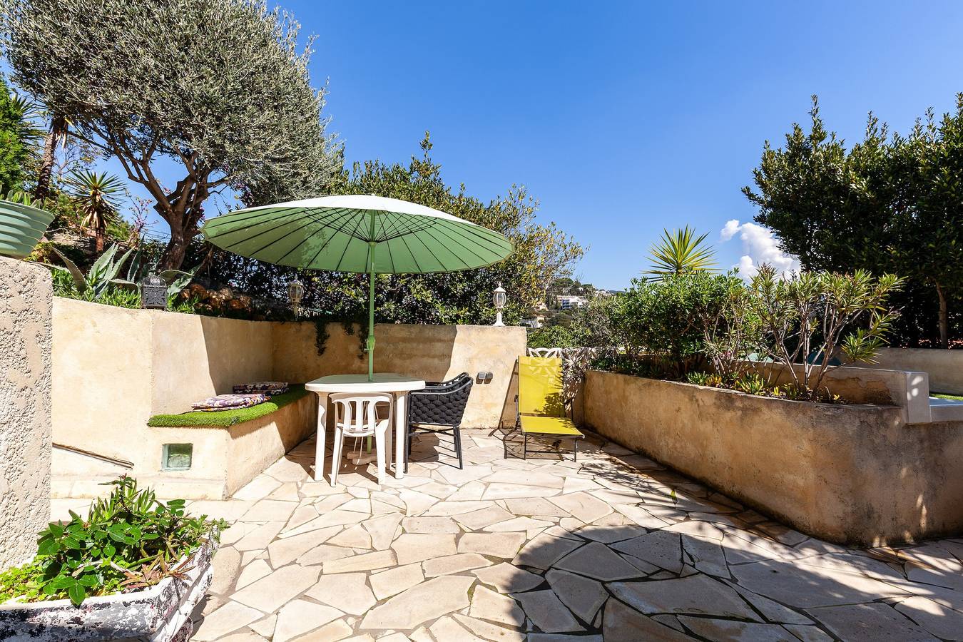 Appartement entier, Appartement 'Le Repaire' avec vue sur montagne, terrasse et jardin partagés in Cassis, Parc national des Calanques