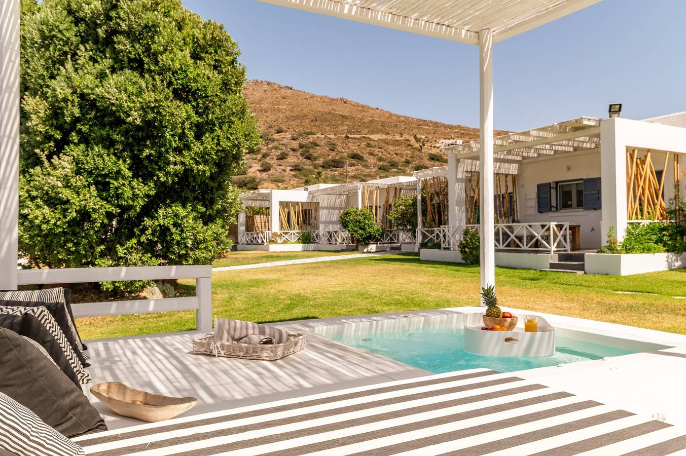 Appartamento in hotel "Ow Andros Luxury Suites 1" con vista sulle montagne, terrazza privata e Wi-Fi in Andros