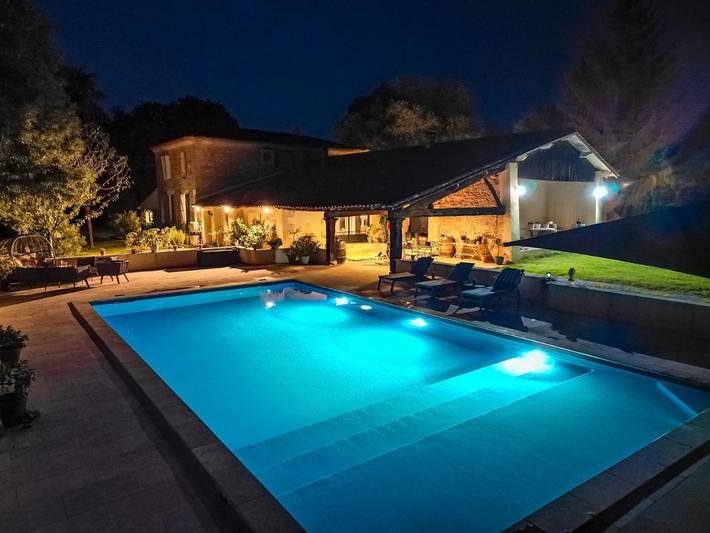 Location de vacances pour 6 personnes, avec vue ainsi que jardin et piscine à Fronsac