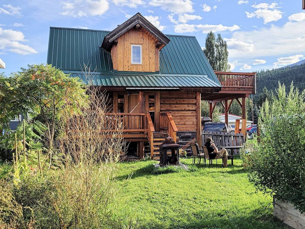 Hygge Log Home Downtown with Great Mountain Access in Golden, Kicking Horse