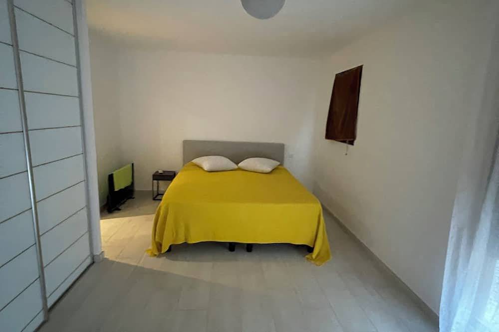Appartamento intero, Between sea and mountains, spacious, quiet apartment with superb views. in Alata (Corsica), Ajaccio e dintorni
