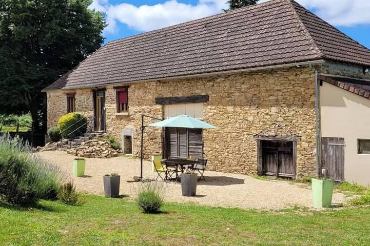 Gîte pour 5 personnes, avec jardin ainsi que terrasse et piscine à Saint-Priest-les-Fougères