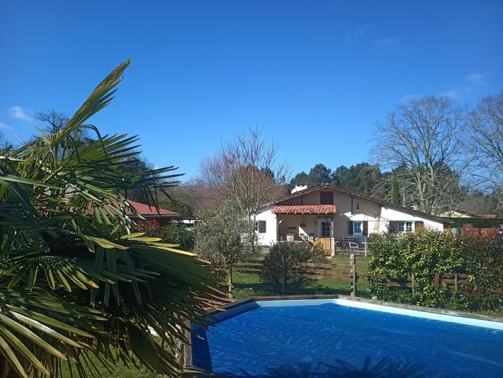 Casa de vacaciones para 9 personas, con vistas además de jardín y piscina - 1