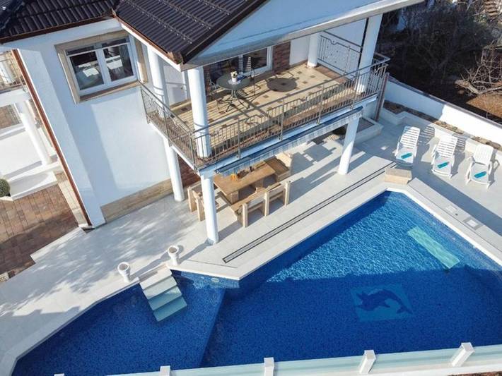 Villa mit pool für 8 Personen, mit Meerblick und Balkon/Terrasse sowie Garten und Ausblick in Marina