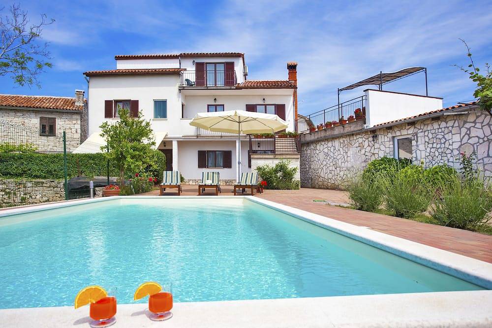 Villa mit privatem Pool in Dorf Kujići für 12 Personen in Kujici, Marčana