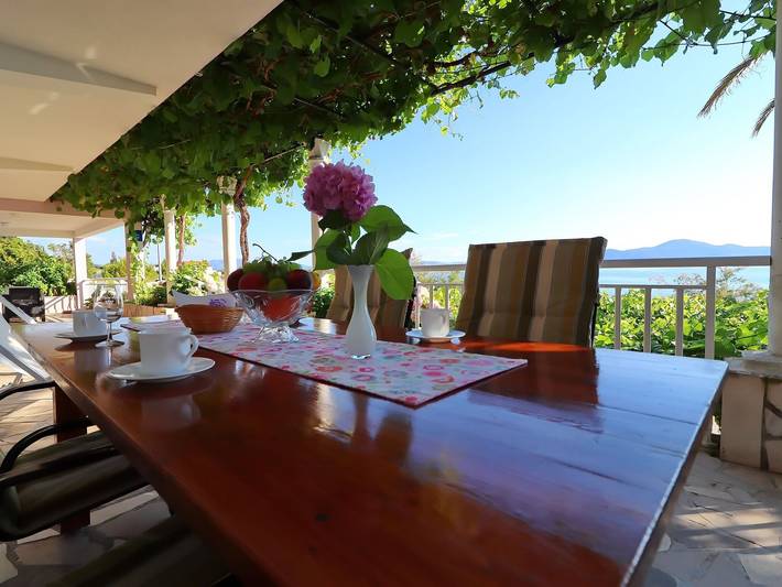 Gîte pour 4 personnes, avec terrasse, adapté aux familles à Drače