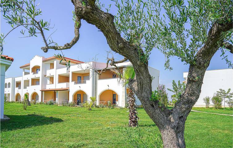 Appartamento intero, Accogliente appartamento con piscina, cucina e parcheggio - a soli 700 m dalla spiaggia! in Scanzano Jonico, Golfo di Taranto