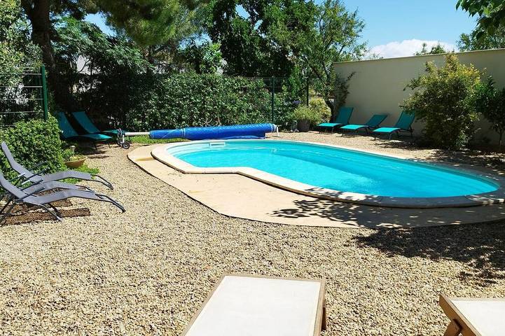 Location de vacances pour 15 personnes, avec jardin, animaux acceptés à Lespignan