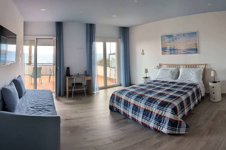 Entire apartment, Seafront apartment, between Mount Etna, Taormina, and Syracuse in Aci Castello (Borgo), Aci Castello