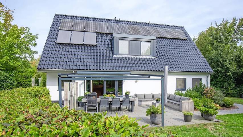 Vakantiehuis voor 9 personen, with tuin and sauna as well as whirlpool in Den Burg