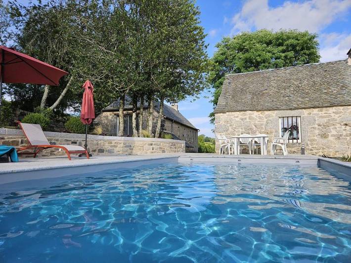 Location de vacances pour 8 personnes, avec piscine ainsi que terrasse et jardin, animaux acceptés à Cassuéjouls - 2