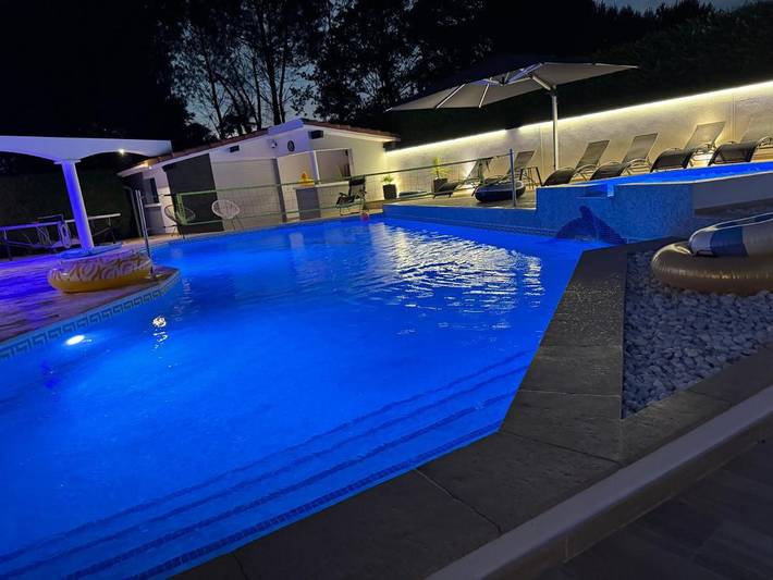 Location de vacances pour 10 personnes, avec piscine ainsi que jardin et jacuzzi à Narrosse - 4