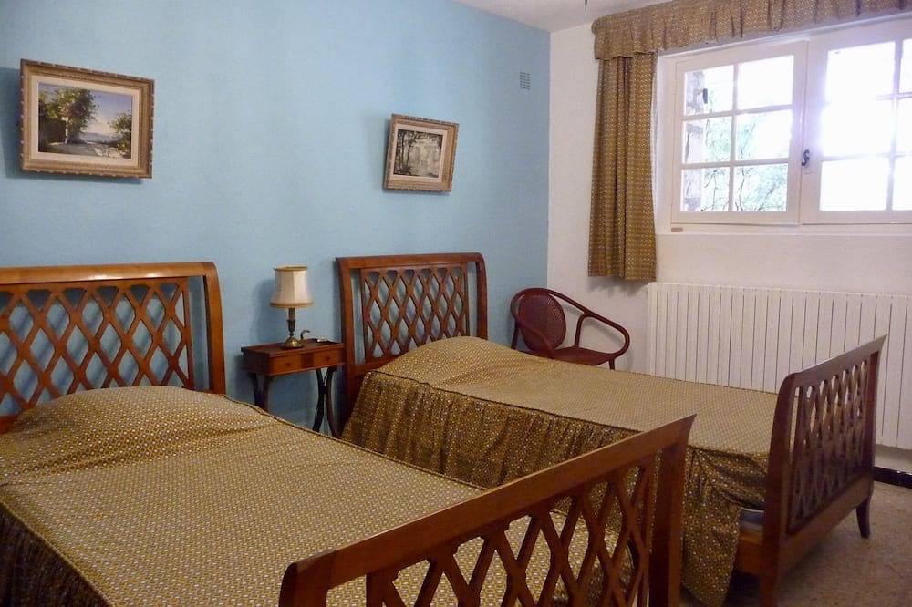 400m from the beach, garden level with 1.250 m2 of enclosed land in Pampelonne, Ramatuelle