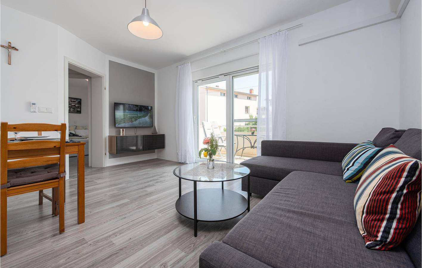 Appartement de vacances entier, Charmant appartement avec terrasse, Wi-Fi et accès à la plage à 2 km in Ville de Zadar, Zadar (Municipality)