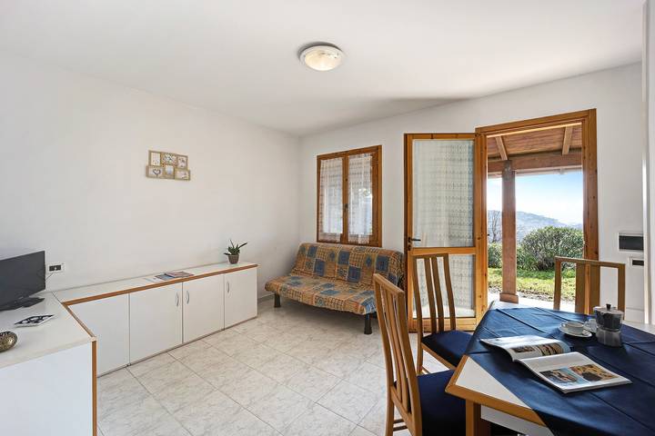 Nuova gestione Casa Vacanze Villaggio Colombo V3 con giardino e piscina condivisa in Andora, Riviera di Ponente
