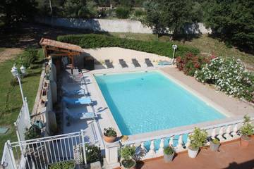Gîte pour 4 personnes, avec piscine ainsi que jardin et terrasse, animaux acceptés à Peyrolles-en-Provence