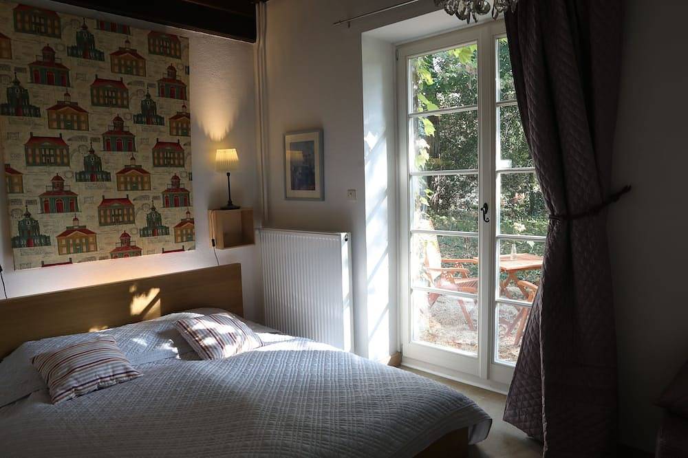 Petit gîte pour 2 personnes avec piscine dans l'ancienne écurie de notre Château in Montbellet, Région de Mâcon