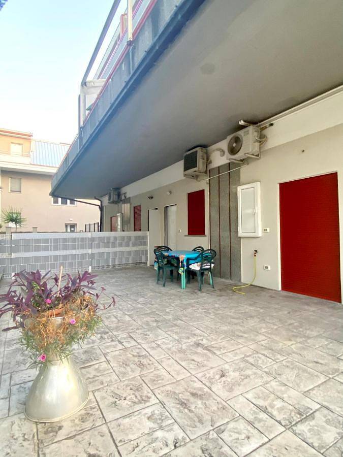 Appartamento per 5 persone, con panorama e terrazza, adatto a famiglie con bambini a Martinsicuro