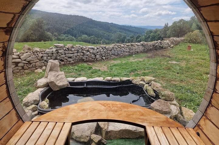 Location de vacances pour 15 personnes, avec jardin et terrasse ainsi que jacuzzi et sauna, animaux acceptés à Vollore-Montagne