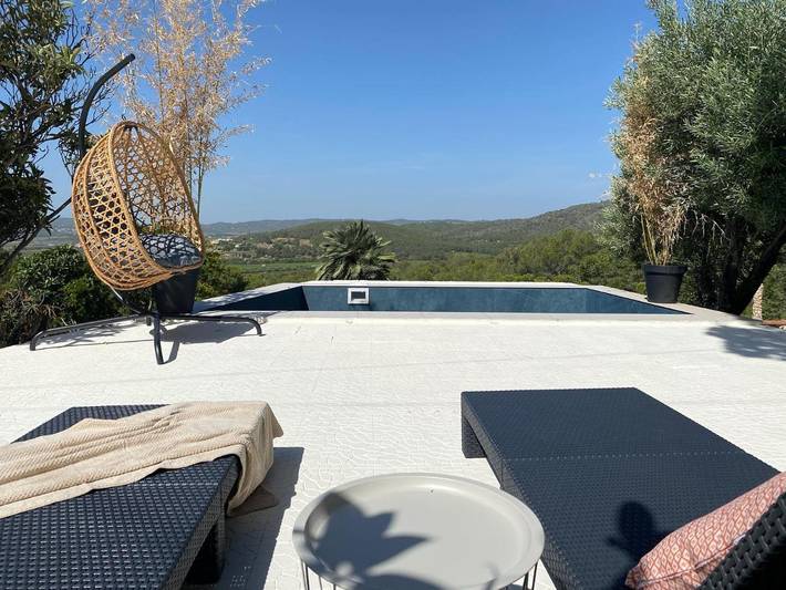 Casa rural para 12 personas, con terraza y vistas además de piscina y jardín en Bajo Penedés