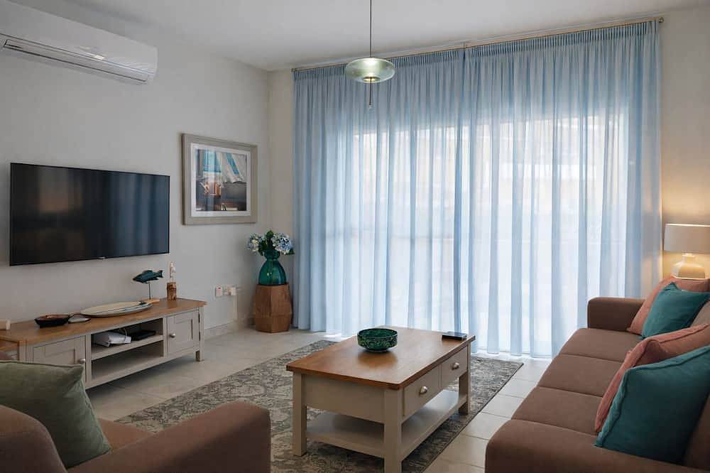Entire apartment, Best location- Harbour and promenade, 2Br/2 baths apartment with private garden in Alykes Beach, Paphos